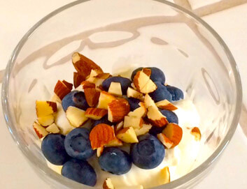 Græsk yoghurt med mandler og bær